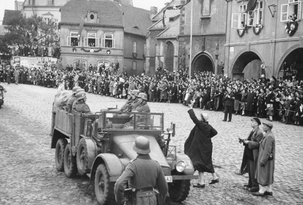 Судетские немцы, проживающие в чехословацком городе Хомутове, встречают германские войска. Октябрь, 1938 год 