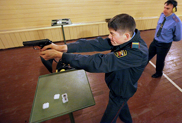 Сотрудник полиции стреляет из пистолета Макарова