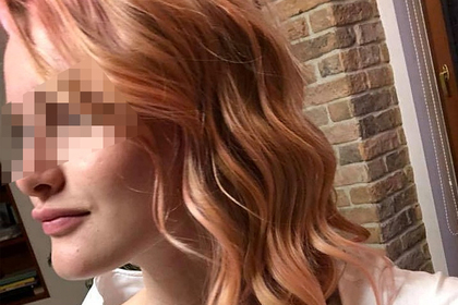 Школа наказала дочь депутата за розовые волосы и получила дело