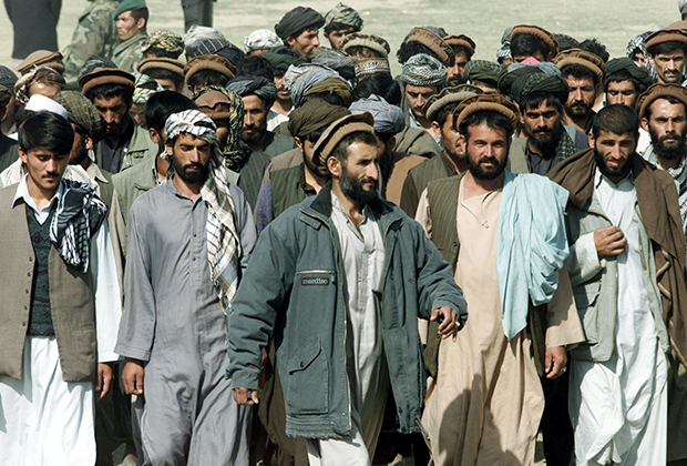 Афганцы-ополченцы в шальвар-камиз во время парада в Кундузе
