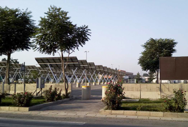 Перед терминалом прилета Кабульского аэропорта раскинулась огромная автомобильная парковка, но она пустует — пускать туда машины не положено