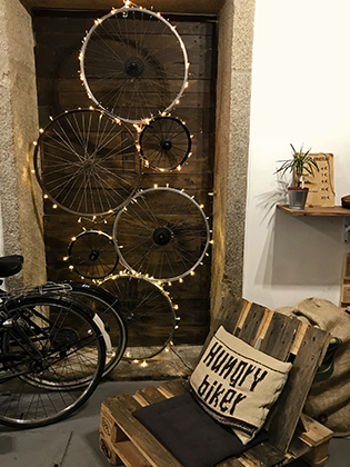 Интерьер в кофейне Hungry Biker в Порту