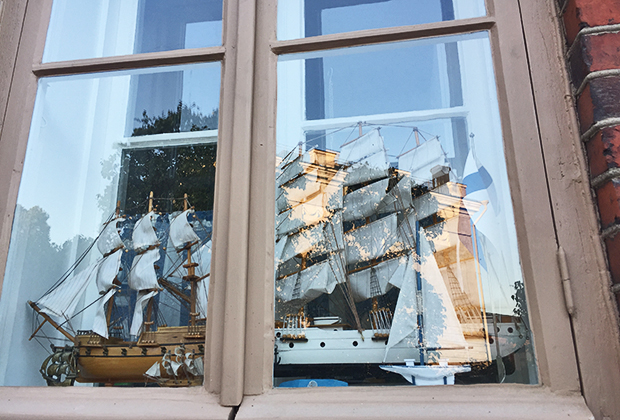 Жители острова Суоменлинна украшают кораблями даже свои дома