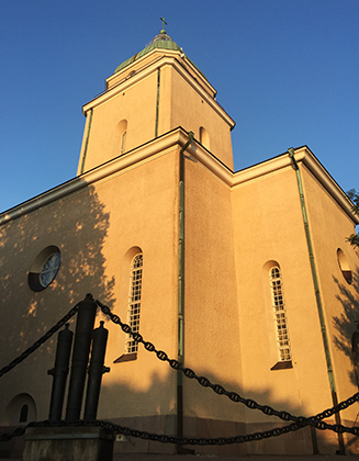 Ограда морского собора Суоменлинны сооружена из старинных шведских пушек