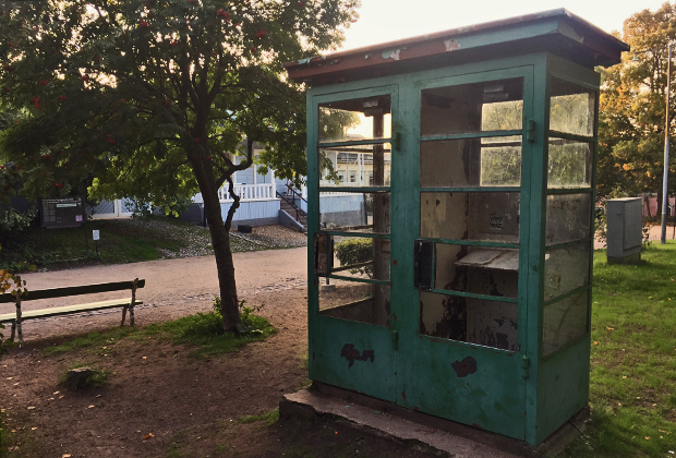 Один из самых странных объектов на Суоменлинне — старая телефонная будка