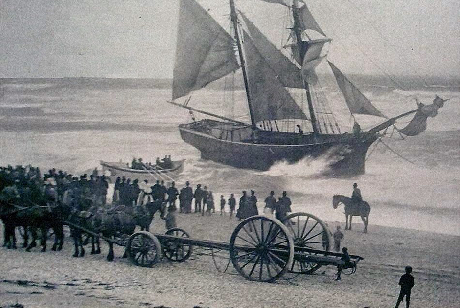Бригантина «Мария Целеста» — едва ли не самый знаменитый корабль-призрак. Ее нашли в 1872 году в 400 милях от Гибралтара. Судно шло под поднятыми парусами, но на борту никого не было. Команда покинула бригантину на шлюпках при невыясненных обстоятельствах.
