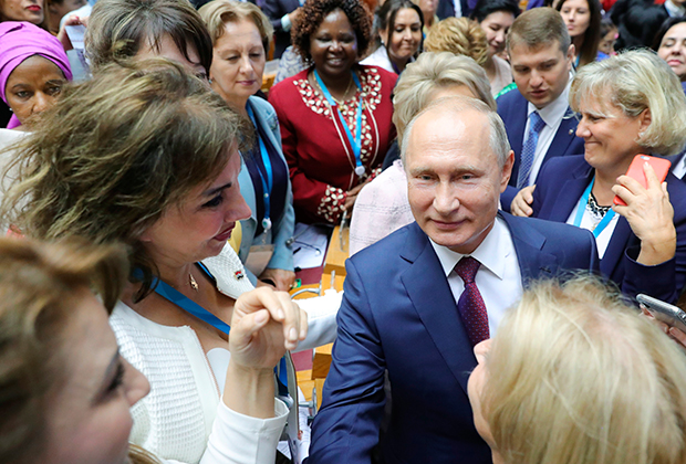 20 сентября 2018. Президент РФ Владимир Путин и участницы второго Евразийского женского форума в Таврическом дворце в Санкт-Петербурге.

