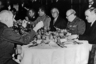Иосиф Сталин, Франклин Д. Рузвельт и Уинстон Черчилль ужинают за одним столом во время Ялтинской конференции. 