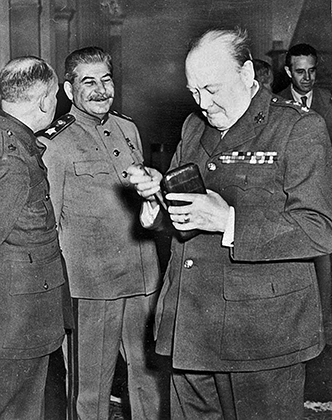 Черчилль и Сталин на Ялтинской конференции.