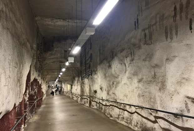 Вход на станцию метро «Университет Хельсинки» стилизован под пещеру с наскальными росписями