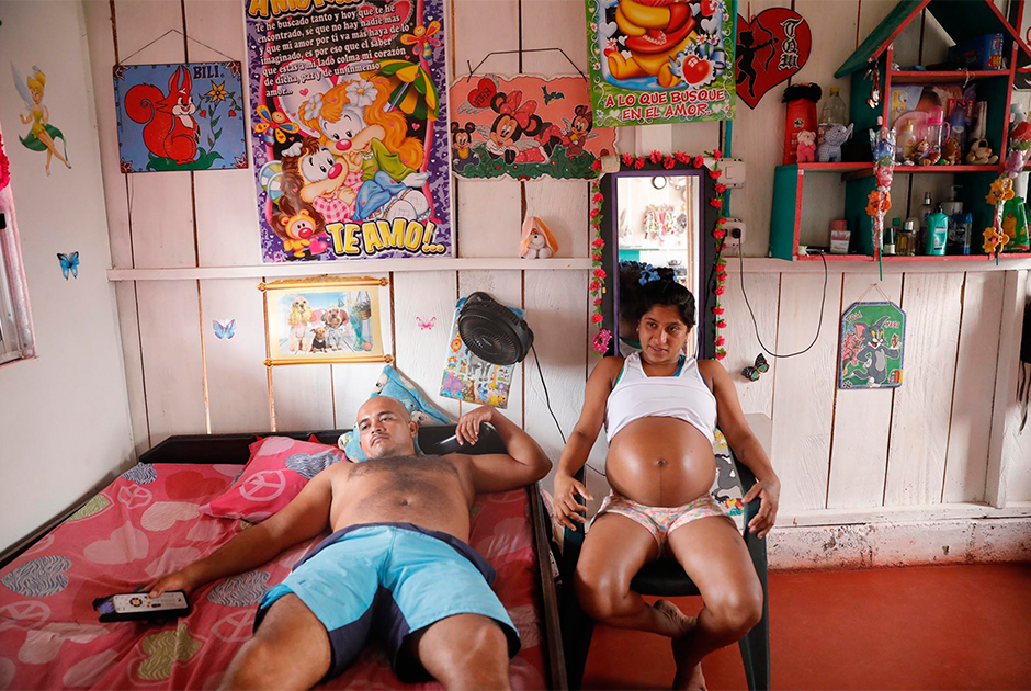 «Я заслуживаю этого ребенка!» — говорит героиня фото, находящаяся на восьмом месяце беременности. Сейчас женщина живет в лагере ветеранов ФАРК в джунглях Гуавьяре. Ранее она перенесла пять абортов, некоторые из них — на поздних сроках.




В 2016 году правительство Колумбии заключило мир с повстанцами-радикалами из вооруженных сил ФАРК. Так закончилась почти полувековая гражданская война. Одновременно с этим к жизни стали возвращаться женщины-комбатанты, которые составляли почти 40 процентов партизанской армии. Все эти десятилетия им было запрещено иметь детей: забеременевшие были обречены на аборт или отказ от младенца. 
