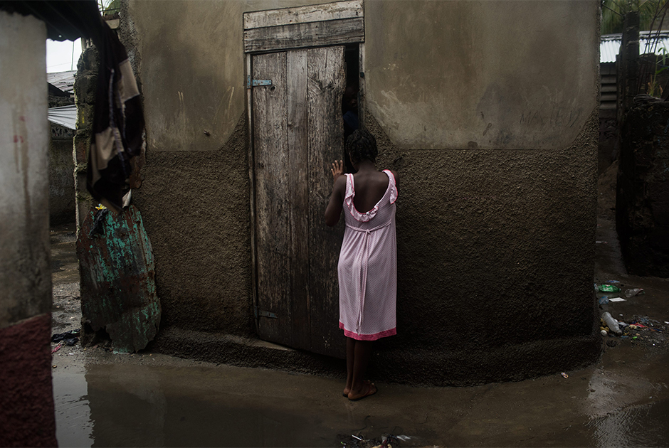 В городских трущобах на Гаити большинство людей вынуждены испражняться в узких переулках между домами. Стихийные бедствия и холера делают свое дело: болезни распространяются с удивительной скоростью. Но правительство не готово тратить средства на систему центральной канализации.




Фотосерия об антисанитарии создана для журнала National Geographic. От заболеваний, вызванных антисанитарными условиями и загрязненной водой, умирают 1,4 миллиона детей в год. Это больше, чем число погибших от кори, малярии и СПИДа вместе взятых.




В 2015 году ООН призвала положить конец так называемой открытой дефекации. Это, как считают специалисты, поможет покончить с бедностью, голодом и невежеством: дети и подростки должны перестать пропускать школьные уроки из-за болезни или менструации. Некоторые страны борются с этой проблемой веками. «Санитария важнее независимости», — говорил Махатма Ганди.