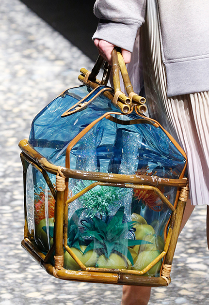 Пожалуй, самая странная сумка Недели моды: по силуэту — классический саквояж, каркас из бамбука, стенки из прозрачного пластика, а внутри — то ли аквариум, то ли клумба с суккулентами.