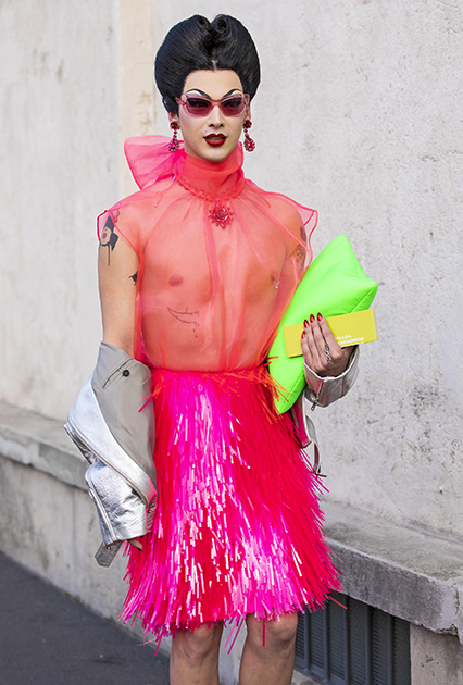 Один из известнейших drag queen своего поколения Вайолет Чачки (настоящее имя — Джейсон Дардо) пользуется стечением папарацци, чтобы продемонстрировать свою сложносочиненную, как у японской гейши, прическу и совершенно убойный костюм: юбку цвета фуксии и прозрачный топ.