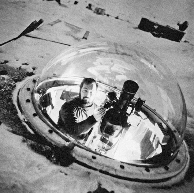 На острове Хейса (Земля Франца-Иосифа) с конца 50-х годов начала работу самая северная в мире обсерватория. На фото: полярник с телескопом в обсерватории имени Э. Кренкеля. Остров Хейса, Земля Франца-Иосифа. 1970-е

