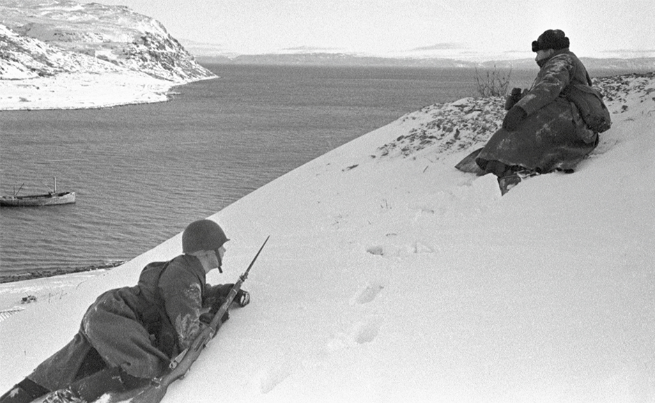 Советские разведчики наблюдают за боевой обстановкой. Полуостров Рыбачий в Мурманской области. Северный фронт, 1941 год