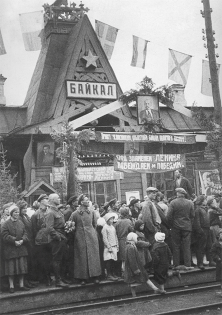 Встреча поезда с челюскинцами и героями-летчиками на станции «Байкал» на пути из Владивостока в Москву, 1934 год