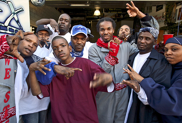 Члены группировок Blood и Crip позируют вместе для альбома Rep Yo Set в апреле 2006 года