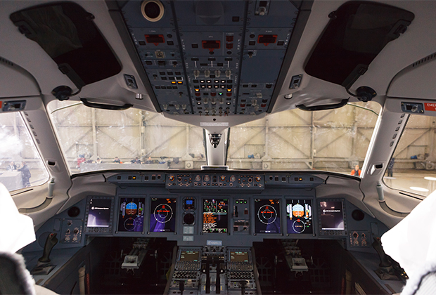 Superjet 100 создан с применением новейших технологий в области аэродинамики, силовой установки и авионики, обеспечивающих эффективность эксплуатации и комфорт пассажиров. Самолет расcчитан на перевозки на ближнемагистральных и среднемагистральных маршрутах. 