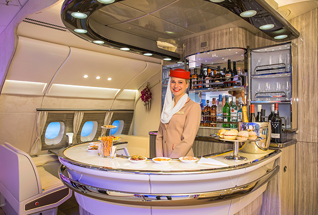 Барная стойка в самолете A380 авиакомпании Emirates