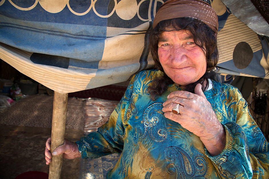 Мадина — кочевница, женщина из племени кашкай, на фоне своего передвижного дома. Зиму кашкайцы проводят на юге страны, а летом отправляются на север. 