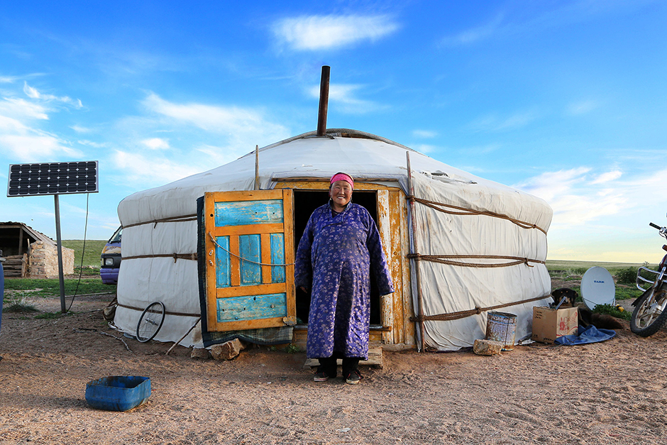 Вот так выглядит настоящая монгольская юрта в пустыне Гоби. В таких жилищах кочевники укрываются и от холода, и от дождя. Удобство переносного дома в том, что он собирается и разбирается за час. 