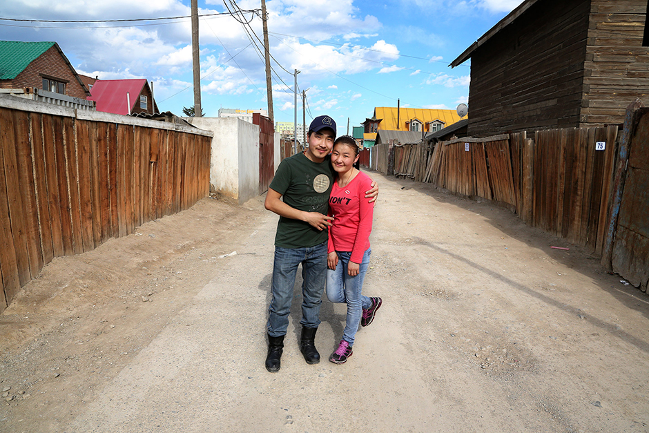 Эта сладкая парочка гуляет по улицам Улан-Батора, столицы Монголии. Помимо прочих достоинств, город по праву гордится титулом самой холодной столицы на Земле.