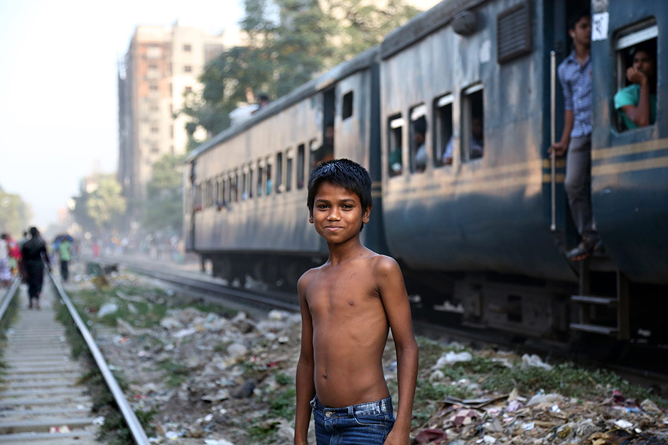 Маленький житель Дакки — столицы и крупнейшего города Бангладеш. Сельское население массово мигрирует в города, где обитает преимущественно в трущобах. В Дакке трущобы занимают около 40 процентов территории.