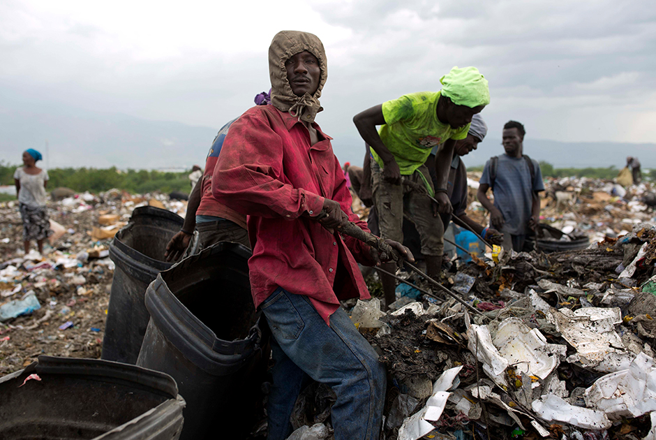 Сите-Солей — один из самых густонаселенных, бедных и неблагополучных районов Порт-о-Пренса, столицы Гаити. Здесь на территории в один квадратный километр располагается крупнейший в стране мусорный полигон Трутье. Ежедневно мусоровозы привозят сюда около 100 тысяч тонн помоев. 