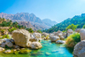 Лагуна с бирюзовым озером в долине Вади-Тиви в Омане.
