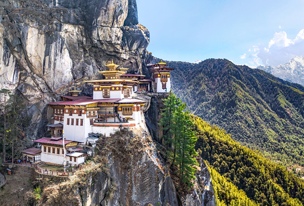 Такцанг-лакханг — монастырь в Бутане, висящий на 700 м над уровнем долины Пар на скале высотой 3120 м.