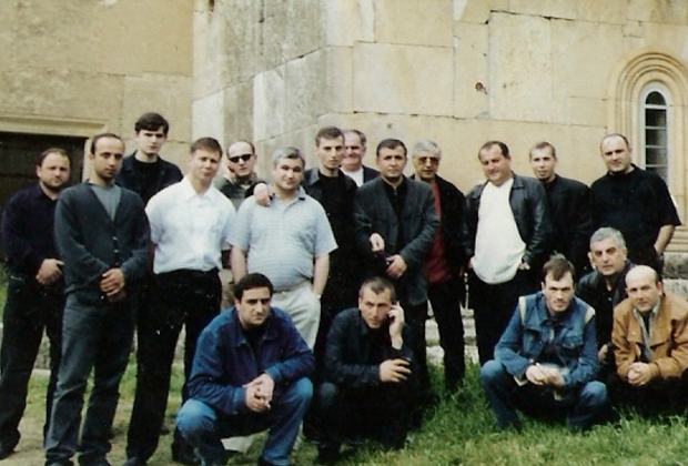 Владимир Вагин (Вагон) — в центре, в окружении воров в законе. Апрель 2002 года, Кутаиси, Грузия