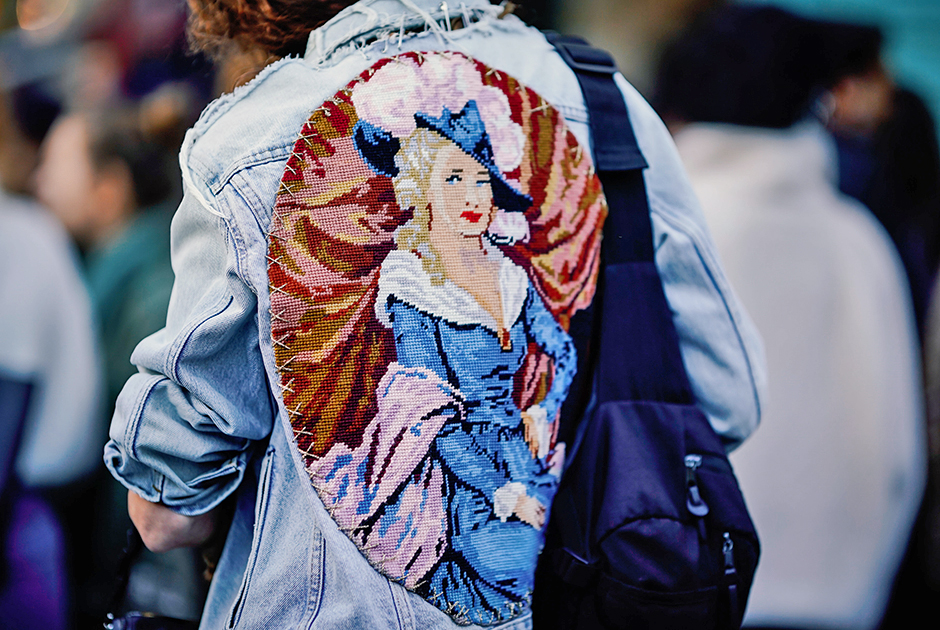 Гостья галереи моды пришла на показ Gucci в джинсовой куртке с изображением дамы Галантного века. Где, как не в Париже, носить подобную одежду? Главное, не шутить про хлеб и пирожные, ведь Галантный век завершился в Париже отсечением головы Марии-Антуанетты и ее супруга Людовика XVI.