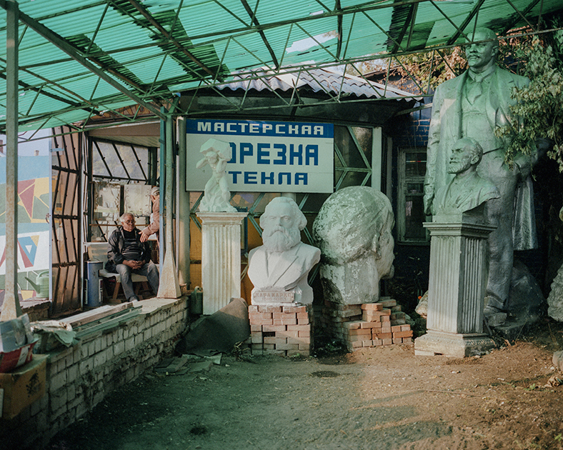 А это Украина в объективе польского фотографа Михаила Сераковского. Он попытался установить связь между современным ландшафтом страны и ее национальной идентичностью, конструирующей новые национальные мифы.
