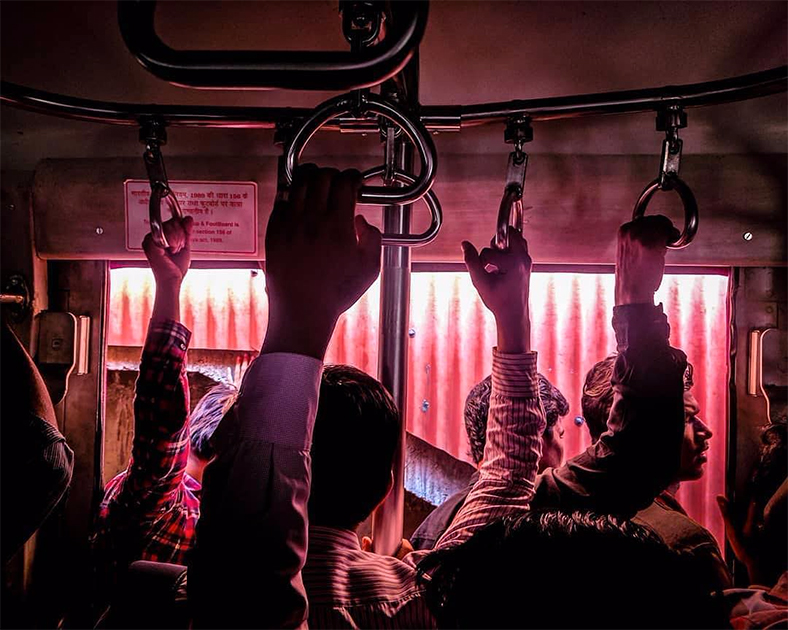 Фотограф Ажар Сомани ухитрился найти что-то красивое даже в переполненном поезде в индийском Мумбаи.
