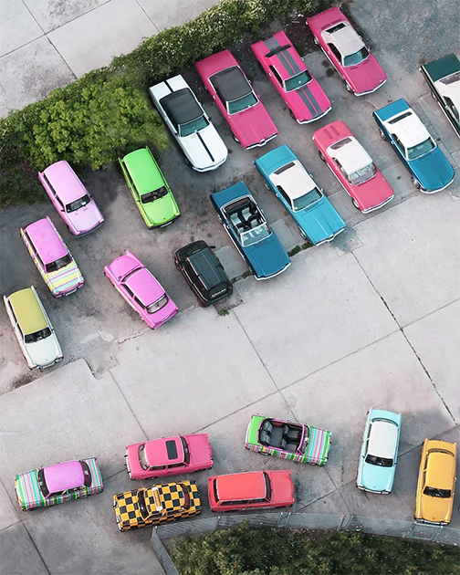 Разноцветные автомобили, снятые фотографом Хелин Берекет на берлинской стоянке, сверху кажутся игрушечными.
