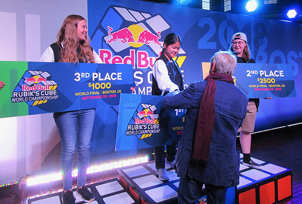 Эрно Рубик поздравляет победительниц спидкубинга. Слева направо: Калина Якубовска, Дана Вай и Карина Бек