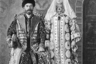 Одним из любимых развлечений последнего императора были костюмированные балы. На фото Николай II и Александра Федоровна позируют в одежде XVII века. Костюмированный бал был организован в честь двухсотлетия Санкт-Петербурга в 1903 году. 