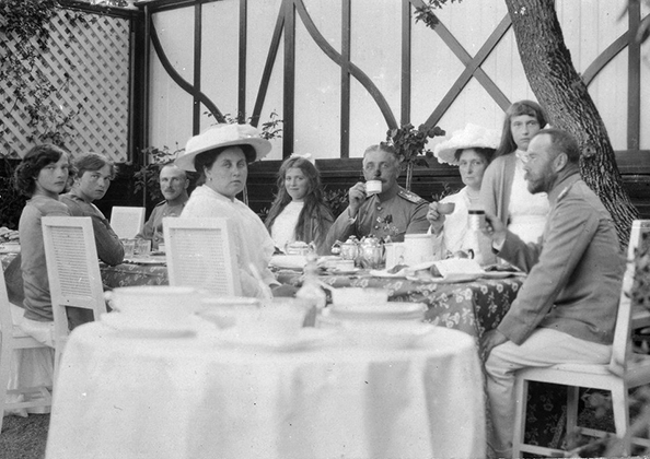 Один из обедов во время пребывания в Крыму, 1915 год.