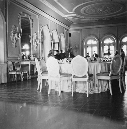 Семейный ужин Николая II вместе с императрицей, наследником престола и великими княжнами. 