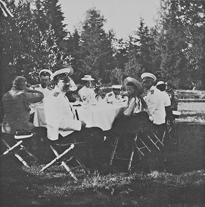 Находясь в столице, Николай II с семьей любили выезжать на пикники в финские шхеры в районе Пукион Сари. Фото 1908-1909 годов. 