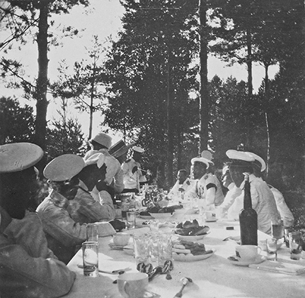 Пикник в лесу, Финляндия, 1910-11 годы. 