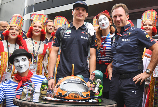 Команда Red Bull поздравляет пилота Макса Ферстаппена с днем рождения перед парадом пилотов 30 сентября. Справа — руководитель команды Кристиан Хорнер, по совместительству муж экс-участницы Spice Girls Джерри Холлиуэлл.