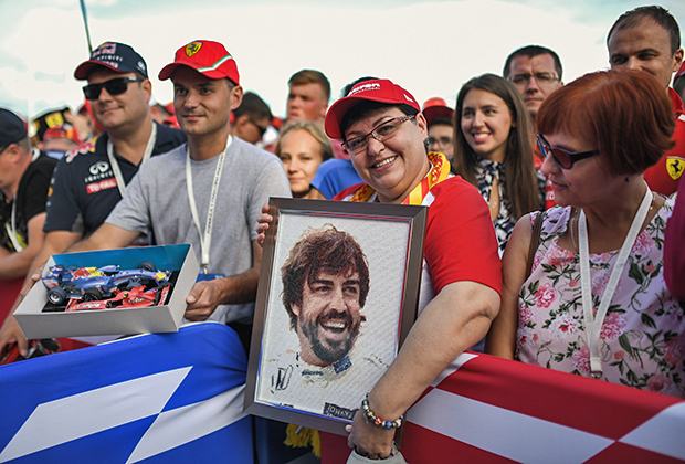 Женщина с портретом гонщика команды McLaren Фернандо Алонсо. Для испанца этот Гран-при России стал последним — в конце сезона он завершает карьеру в Формуле-1. Возможно, поэтому на трибунах было как никогда много его фанатов.  
