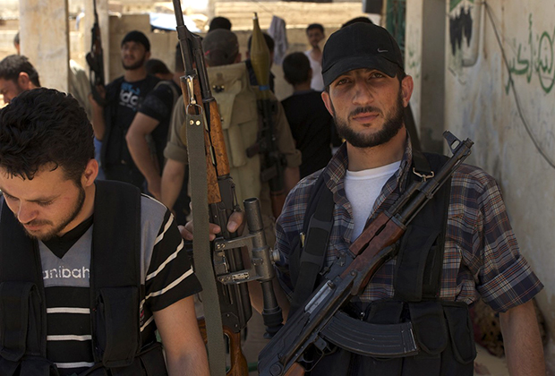 Бойцы «Свободной сирийской армии» готовятся к бою. Они получили сигнал с просьбой о помощи из соседнего города. Провинция Идлиб, 27 мая 2012 года. 
