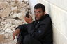 Боец укрывается от атаки в Кафр-Зайте. Сирия, 4 июня 2012 года.