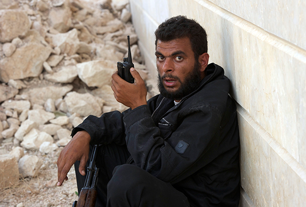 Боец укрывается от атаки в Кафр-Зайте. Сирия, 4 июня 2012 года.