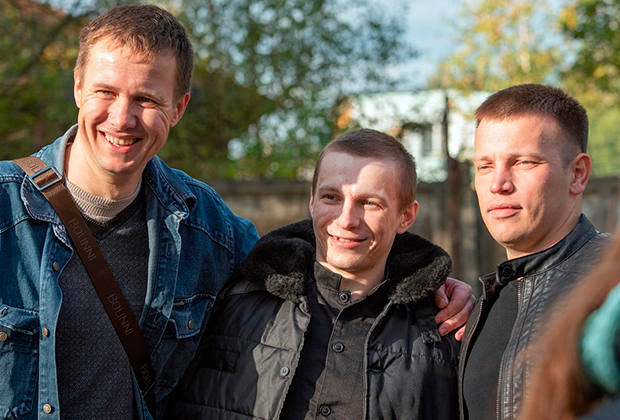 Пострадавший от пыток в ярославской колонии Евгений Макаров (в центре) вышел на свободу из ярославской ИК-8