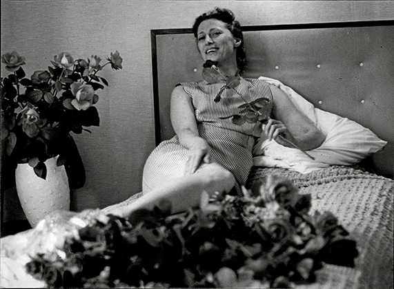 Плисецкая в отеле после выступления (1963)