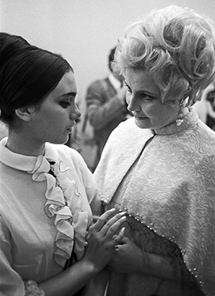 Татьяна Доронина с болгарской актрисой Бранимирой Антоновой на VI Московском международном кинофестивале (1969 год)